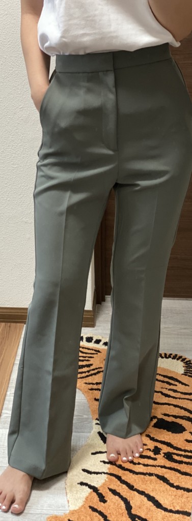 フレアパンツ着